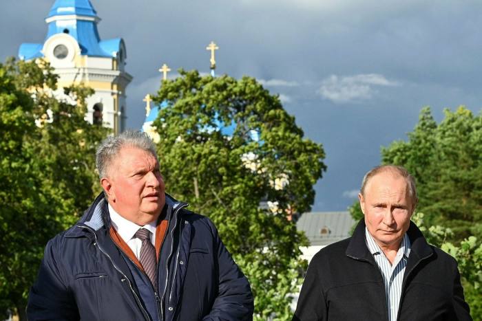 Tỷ ph&uacute; Igor Sechin (tr&aacute;i) được cho l&agrave; c&oacute; mối quan hệ th&acirc;n cận với Tổng thống Nga Putin - Ảnh: FT