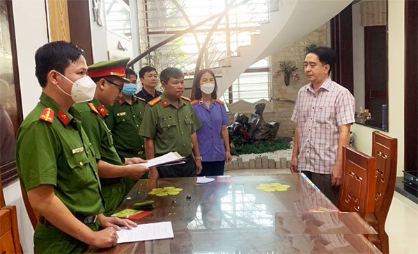 Công bố lệnh bắt ông Nguyễn Tấn Long - Ảnh: CADN.