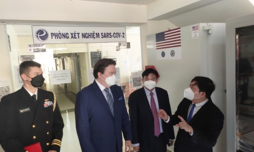 Việt Nam tiếp nhận 34 tủ đông âm sâu bảo quản vaccine từ Mỹ