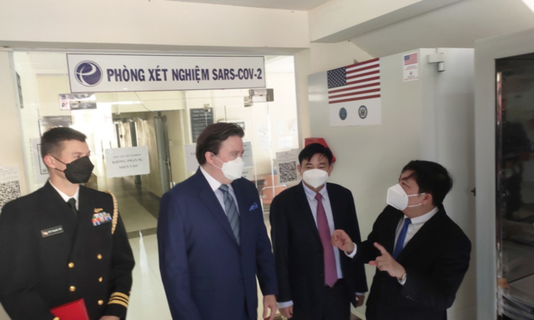 Các bên trao đổi về việc sử dụng các tủ âm sâu trong bảo quản vaccine. Ảnh - Khôi Nguyễn. 
