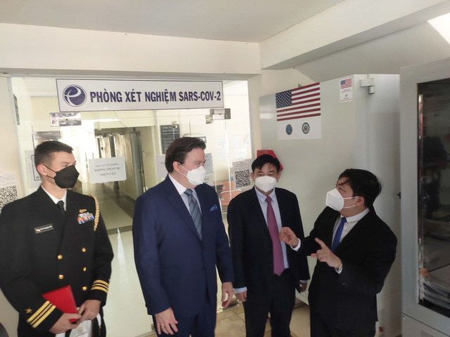 Các bên trao đổi về việc sử dụng các tủ âm sâu trong bảo quản vaccine. Ảnh - Khôi Nguyễn. 