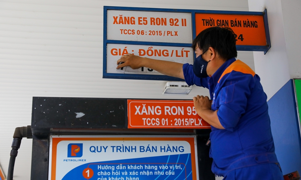 Từ đầu năm đến nay, giá xăng tăng 5 lần và sẽ chưa dừng lại trong thời gian tới