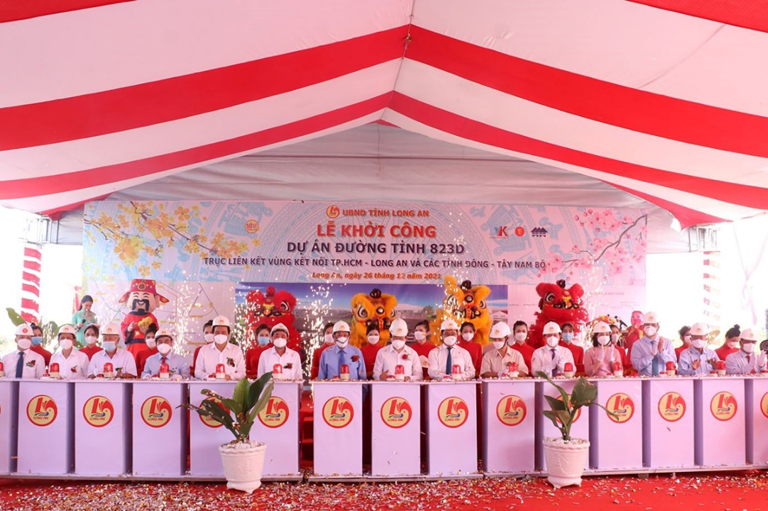 Đường ĐT823D ch&iacute;nh thức khởi c&ocirc;ng, thị trường Đức H&ograve;a sốt n&oacute;ng những ng&agrave;y đầu năm 2022.