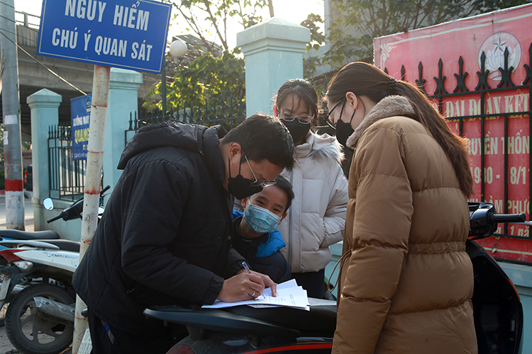 Khai báo test Covid-19 tại một trạm y tế phường thuộc quận Hoàng Mai - Ảnh: sưu tầm