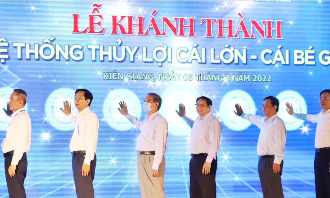 Thủ tướng Phạm Minh Chính nhấn nút khánh thành Hệ thống thủy lợi Cái Lớn - Cái Bé.