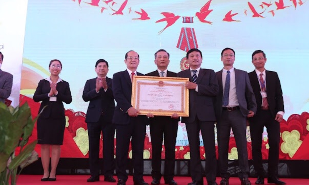 Công ty SaVipharm đón nhận Huân chương Lao động hạng 3.