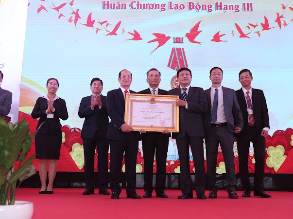 Công ty SaVipharm đón nhận Huân chương Lao động hạng 3.