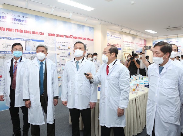 Lãnh đạo các bộ ngành tham quan Trung tâm Nghiên cứu Phát triển công nghệ cao của Công ty SaVipharm. 
