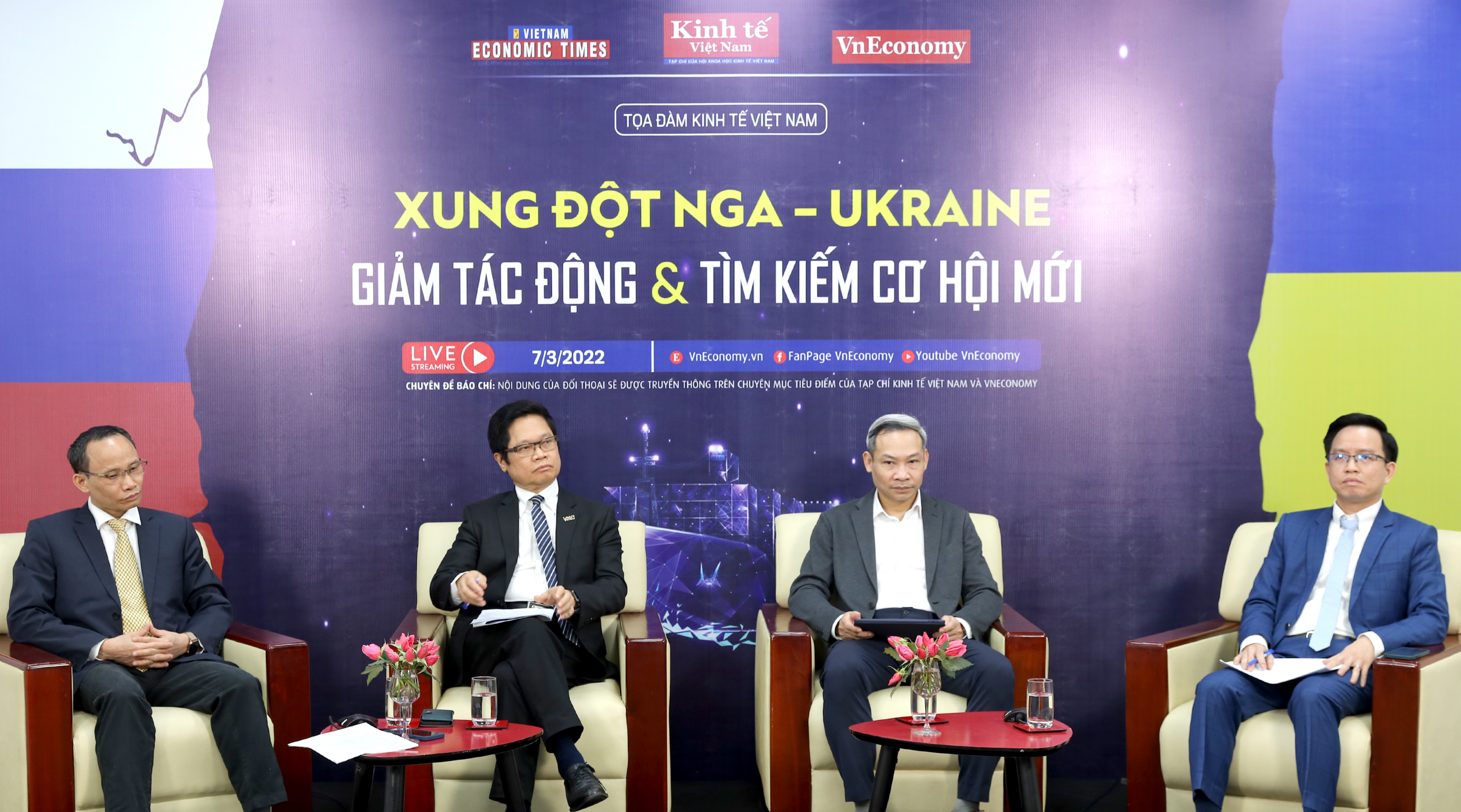 Các chuyên gia, doanh nghiệp chia sẻ tại tọa đàm. Ảnh - Chu Xuân Khoa. 