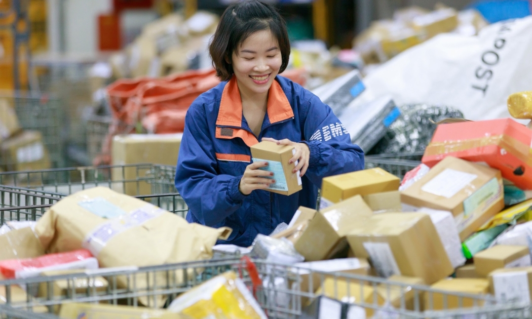 Nữ khai thác viên tại sàn khai thác Hà Nội.