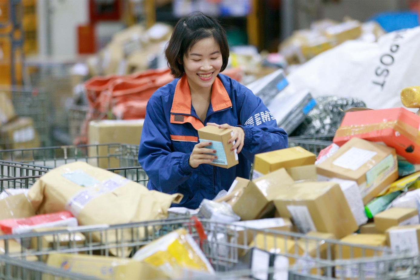 Nữ khai thác viên tại sàn khai thác Hà Nội.