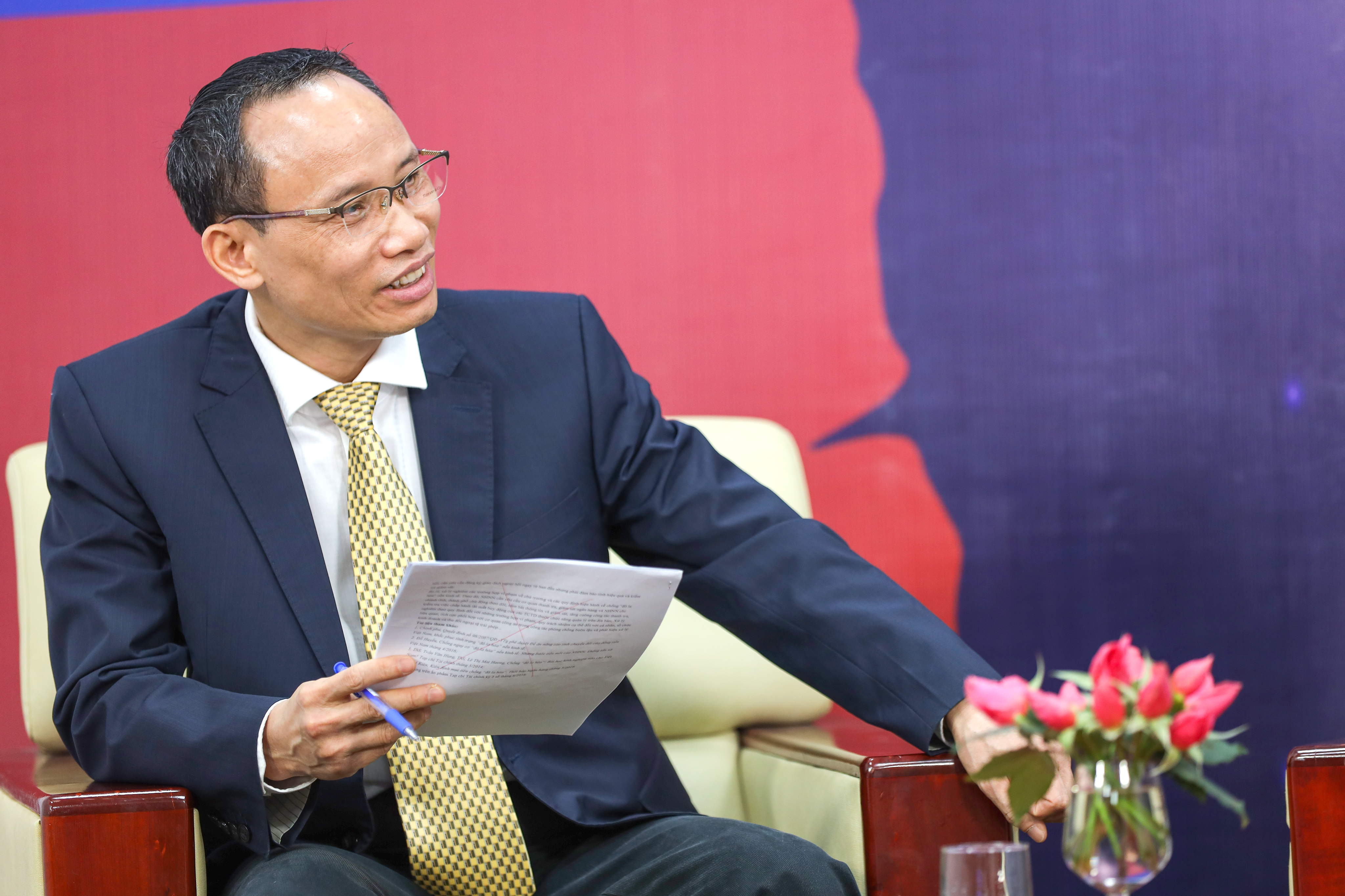 TS. Cấn Văn Lực ph&aacute;t biểu tại toạ đ&agrave;m chiều ng&agrave;y 7/3/2022 - Ảnh: Chu Xu&acirc;n Khoa