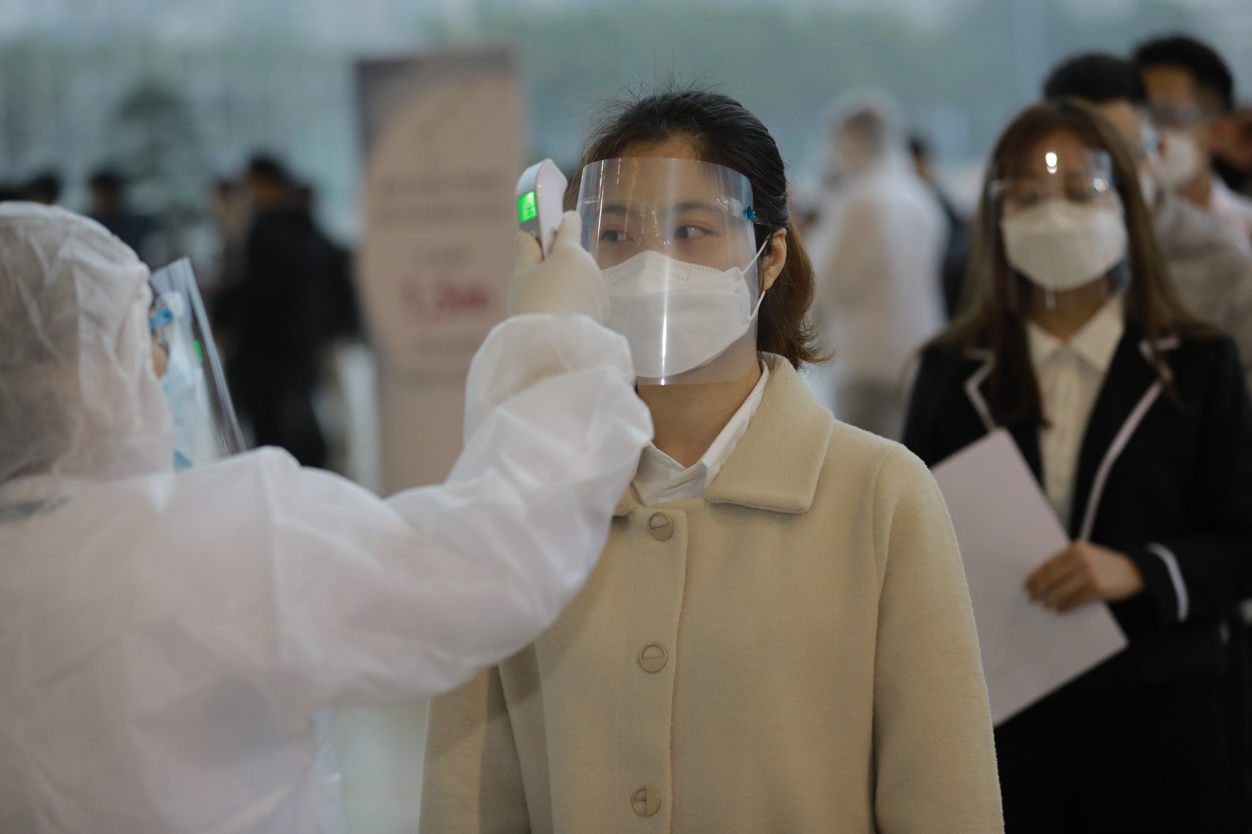 Th&iacute; sinh dự thi kỳ thi tuyển dụng của Samsung Việt Nam được kiểm tra th&acirc;n nhiệt để đảm bảo an to&agrave;n ph&ograve;ng dịch.&nbsp;