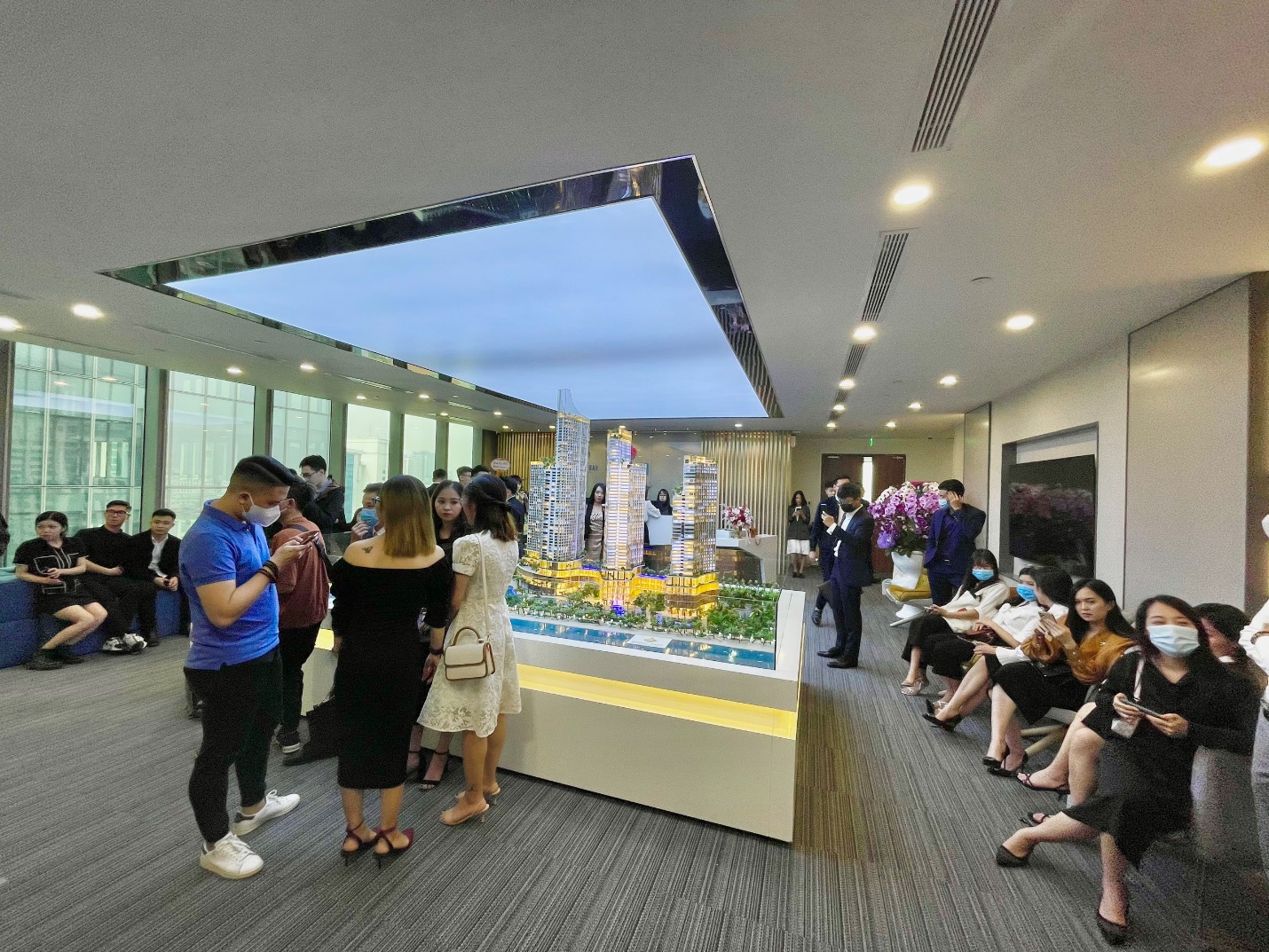 Văn ph&ograve;ng của Crystal Bay Card lu&ocirc;n tập trung đ&ocirc;ng du kh&aacute;ch mua thẻ kỳ nghỉ.