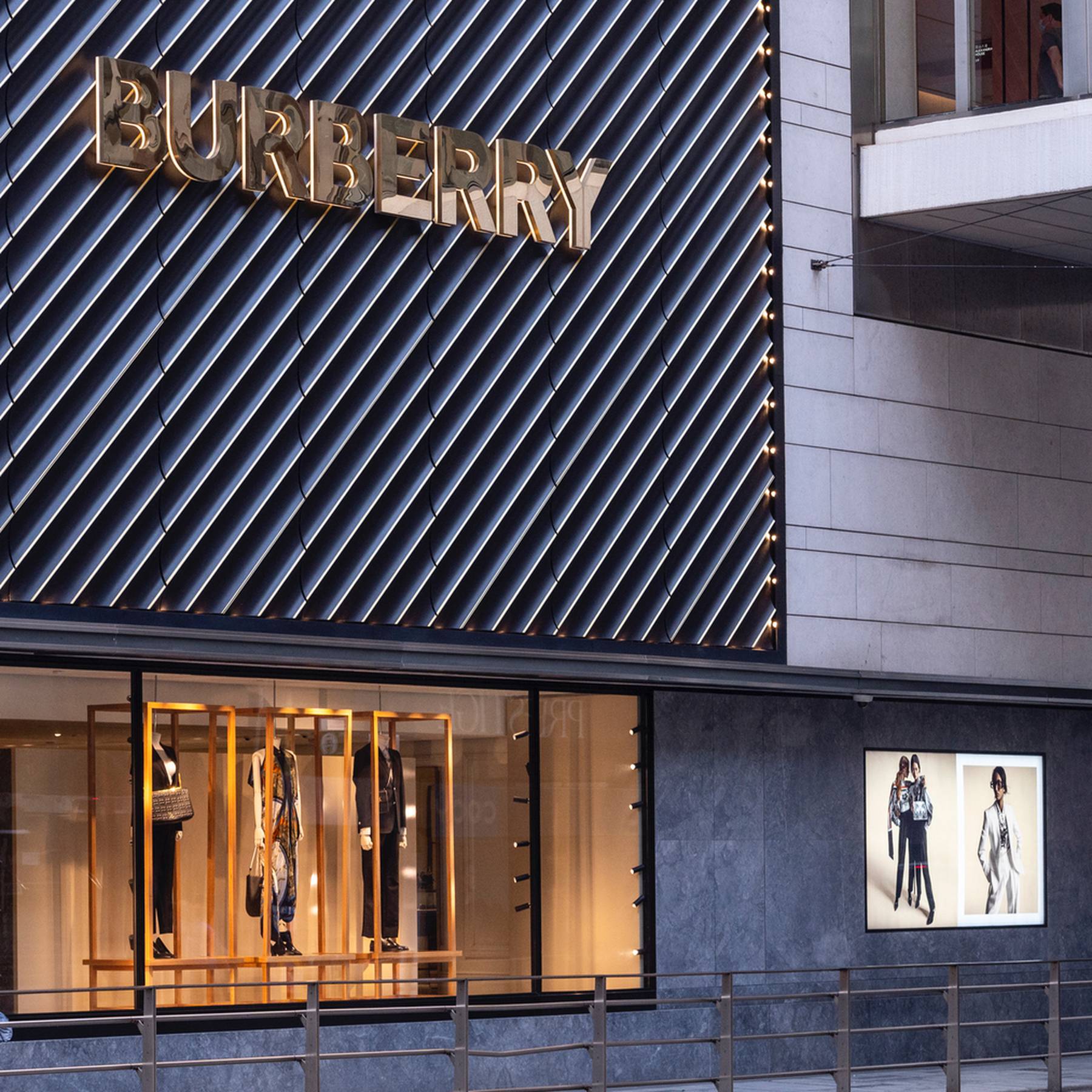 Burberry đang quyên góp cho Tổ chức Chữ thập đỏ Anh về Khủng hoảng Ukraine.