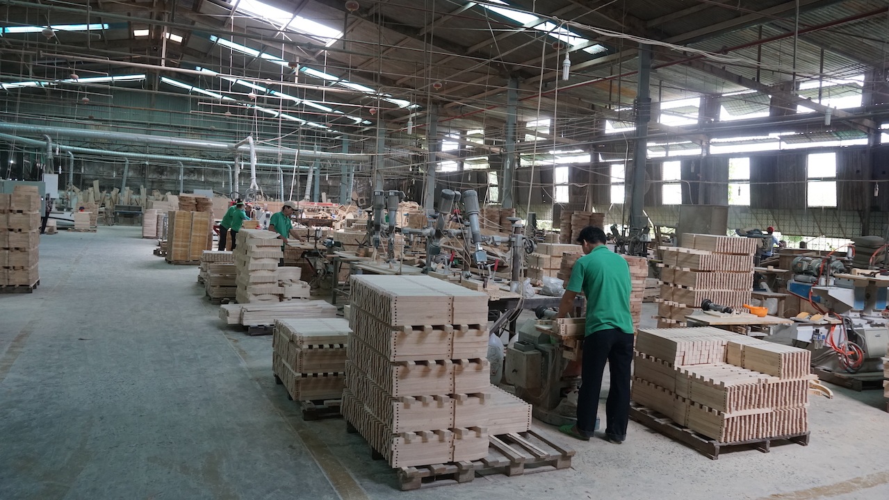Mỗi năm, Việt Nam nhập khẩu khoảng 5 - 6 triệu m3 gỗ tròn và gỗ xẻ để chế biến các sản phẩm nội thất.