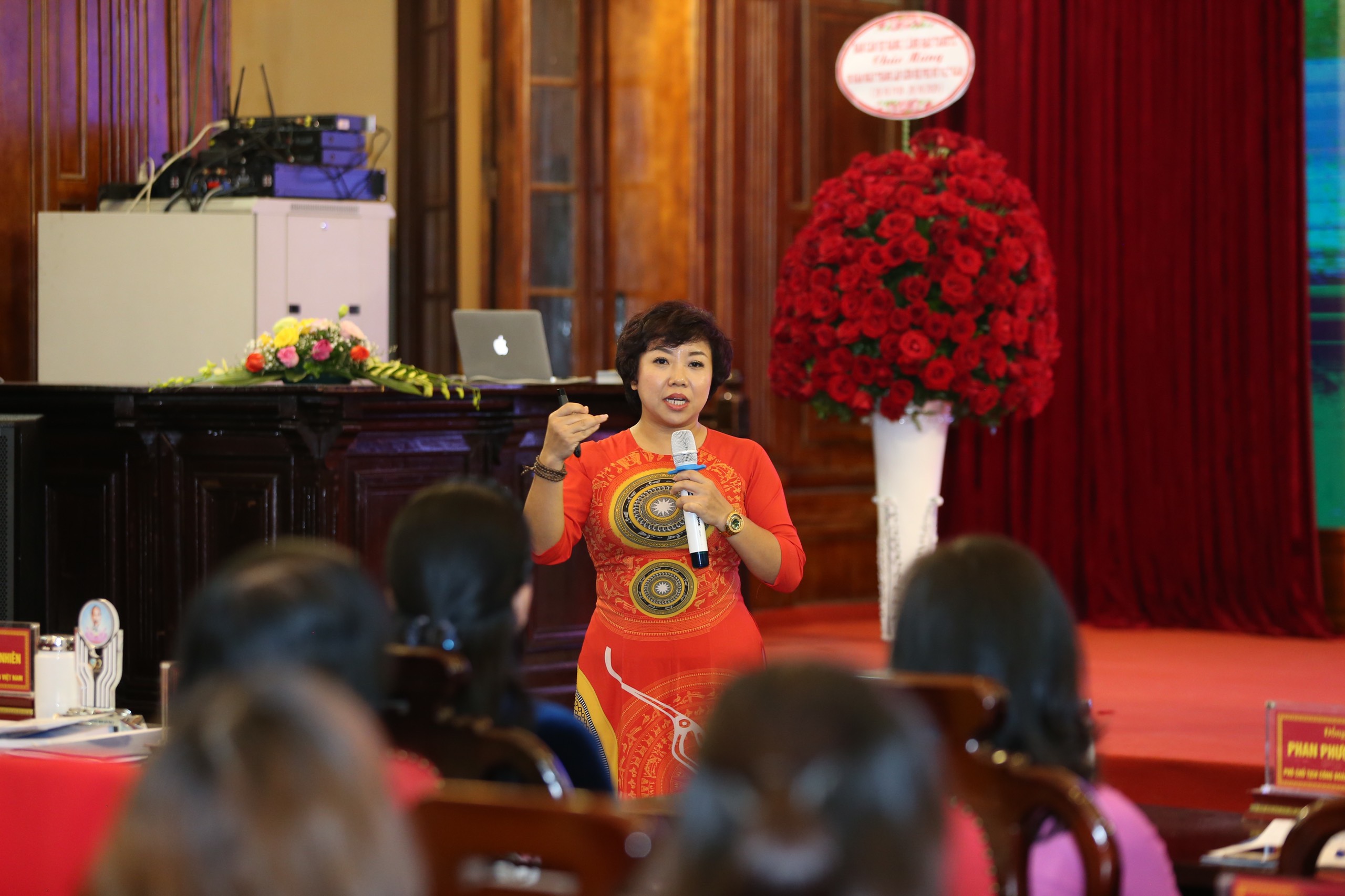 Bà Đoàn Thu Nga trong một buổi tư vấn hỗ trợ doanh nghiệp nữ làm chủ thuộc chương trình Business Coaching.