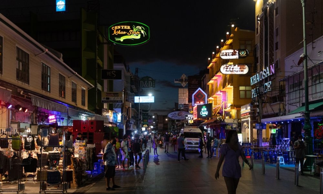 Cảnh vắng vẻ tại phố Khaosan - nổi tiếng đông đúc và nhộn nhịp tại Bangkok tại Bangkok, Thái Lan - vào đầu tháng 2/2022 - Ảnh: Bloomberg