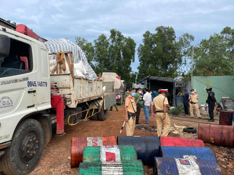 Nơi sản xuất dầu nhớt giả tại B&agrave; Rịa Vũng T&agrave;u bị ph&aacute;t hiện, bắt giữ ng&agrave;y 2/3