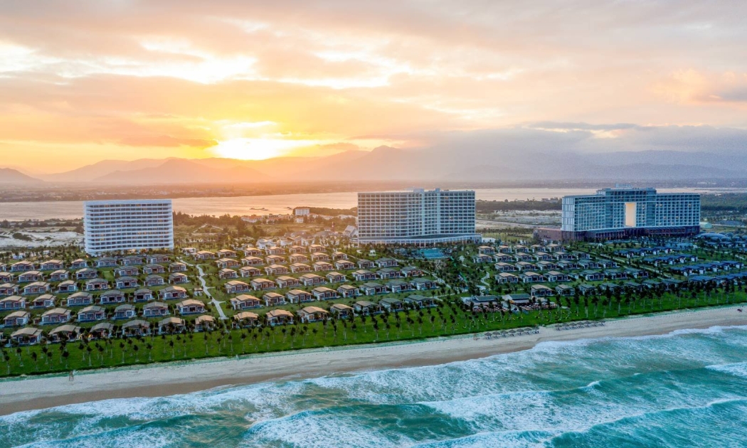 Sự xuất hiện của Mövenpick Resort Cam Ranh giúp Bãi Dài gia tăng sức hút để níu chân du khách vui chơi, trải nghiệm.