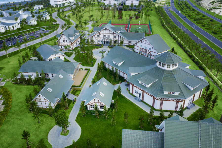 Làng Thụy Sĩ - điểm đến sôi động với các câu lạc bộ giải trí và không gian hội hè náo nhiệt.