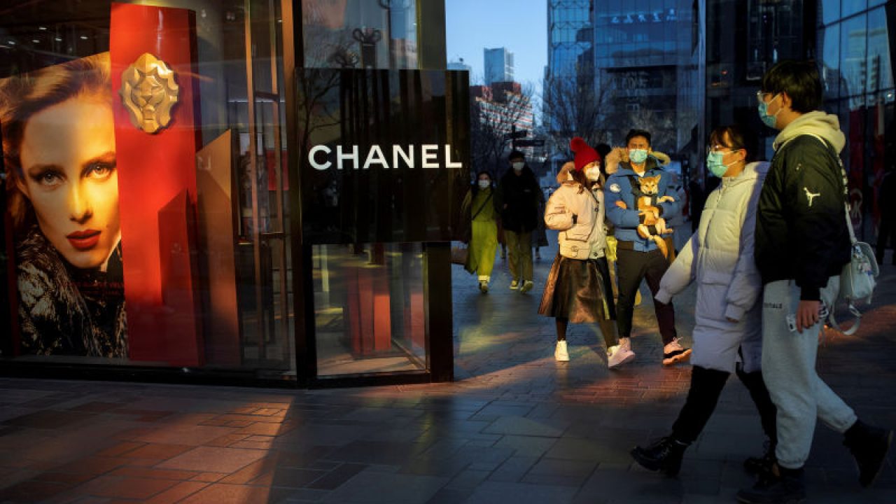 Việc tiếp tục tăng giá đã đẩy thương hiệu Chanel tới một số hệ luỵ, thấy rõ nhất là sự quay lưng từ chính các khách hàng của mình.