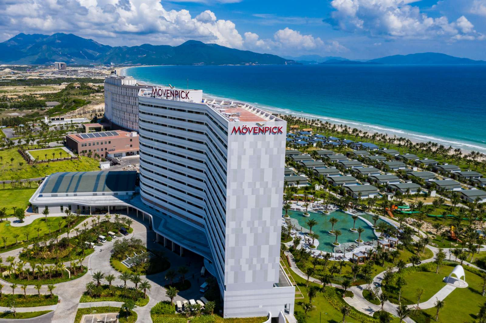 Thiết kế mở tại Mövenpick Resort Cam Ranh hài hòa với thiên nhiên.