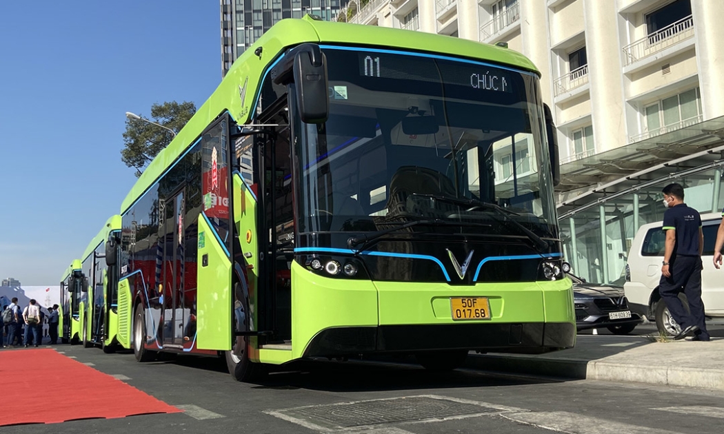 Tuyến xe buýt điện đầu tiên D4 khai trương vào sáng 08/3, có tần suất hoạt động 20 phút/chuyến, từ 5h đến 21h15 hàng ngày.