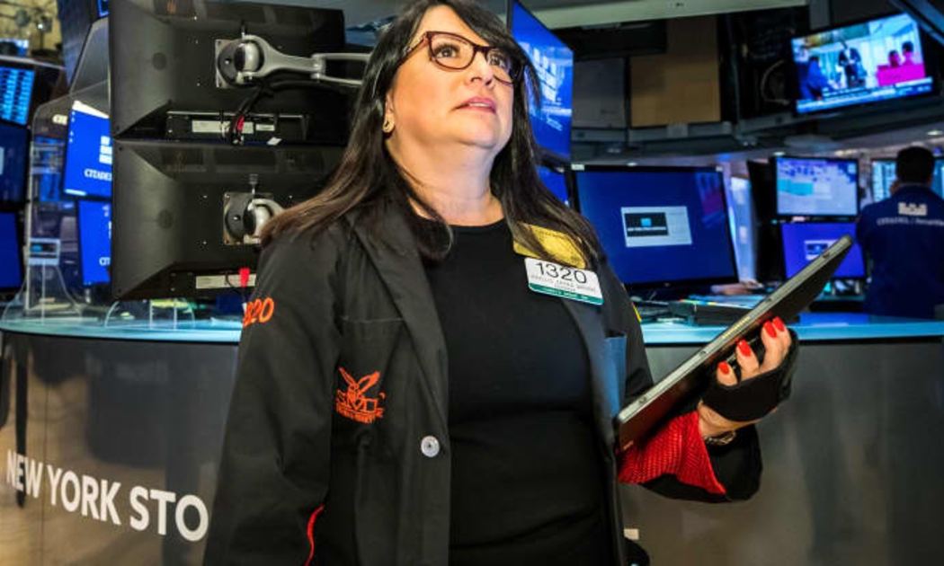 Một nhà giao dịch cổ phiếu trên sàn NYSE ở New York, Mỹ, ngày 8/3 - ẢNh: NYSE/CNBC.