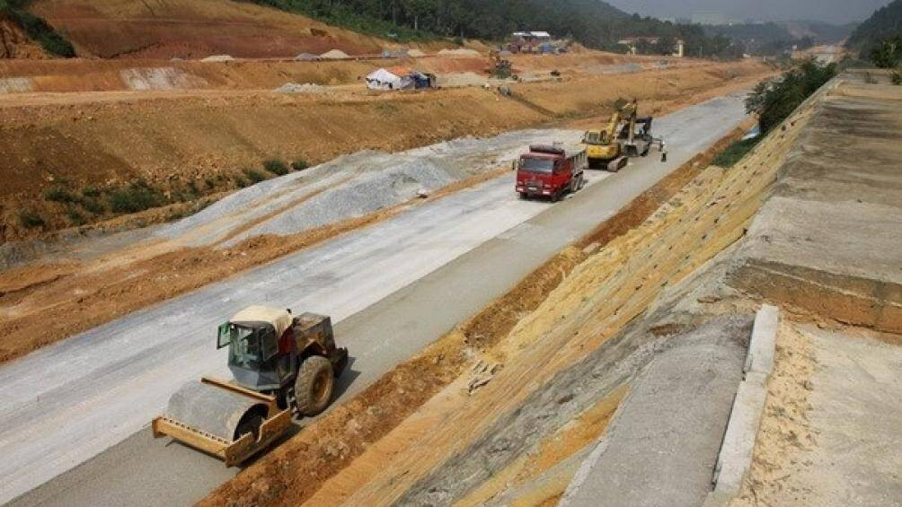 Tuyến đường đi qua khu vực có điều kiện địa chất, địa hình phức tạp.