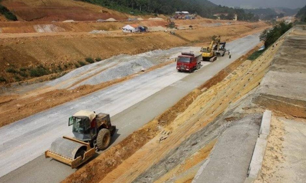 Tuyến đường đi qua khu vực có điều kiện địa chất, địa hình phức tạp.