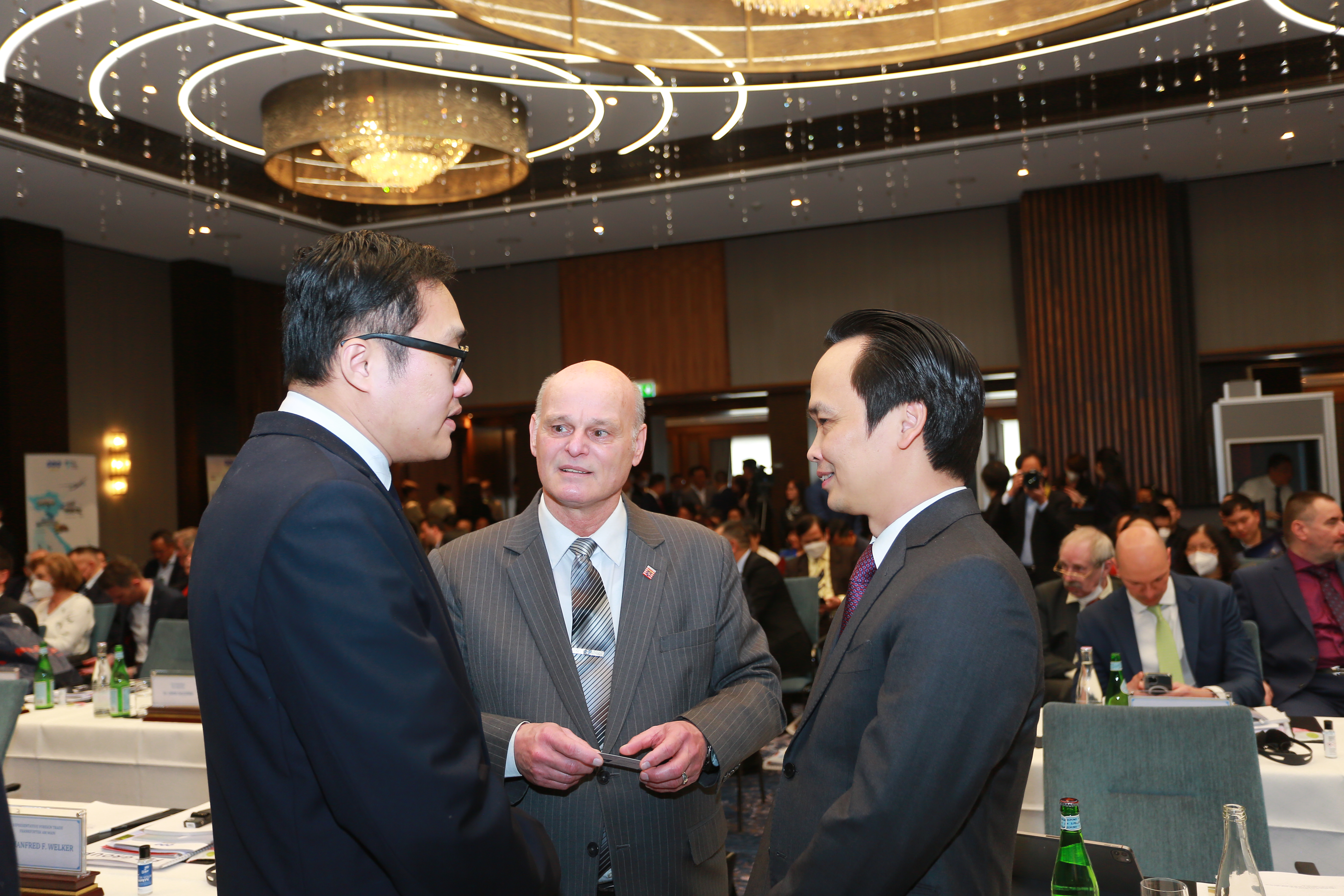 &Ocirc;ng Trịnh Văn Quyết, Chủ tịch FLC trao đổi với kh&aacute;ch mời tại sự kiện.