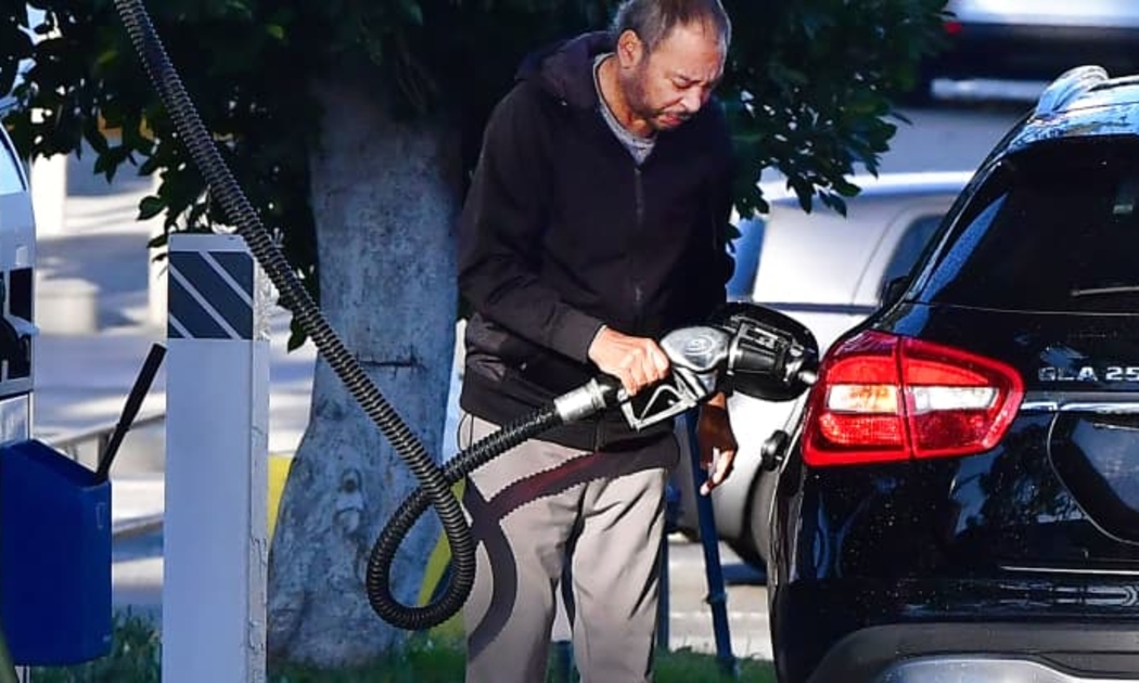 Người Mỹ đang phải mua xăng với mức giá kỷ lục - Ảnh: Getty/CNBC.