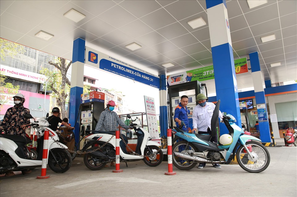 Giải pháp căn cơ là đảm bảo nguồn cung xăng dầu, không để thiếu hụt trong mọi tình huống. Tránh tình trạng đầu cơ, găm hàng, tích trữ. 