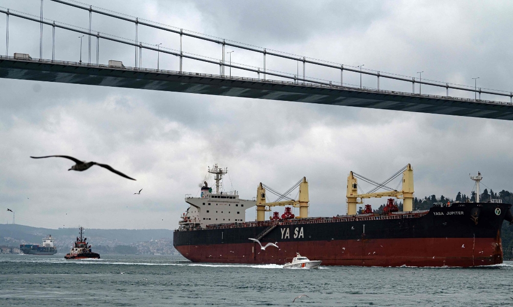 Tàu Yasa Jupiter của Thổ Nhĩ Kỳ bị trúng tên lửa ngoài khơi thành phố cảng Odessa, Ukraine - Ảnh: WSJ