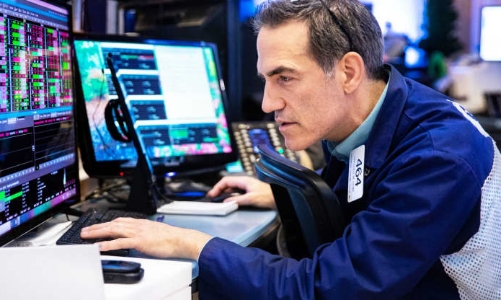 S&P 500 tăng mạnh nhất từ năm 2020, giá dầu bốc hơi 12%, Bitcoin “xanh rực”