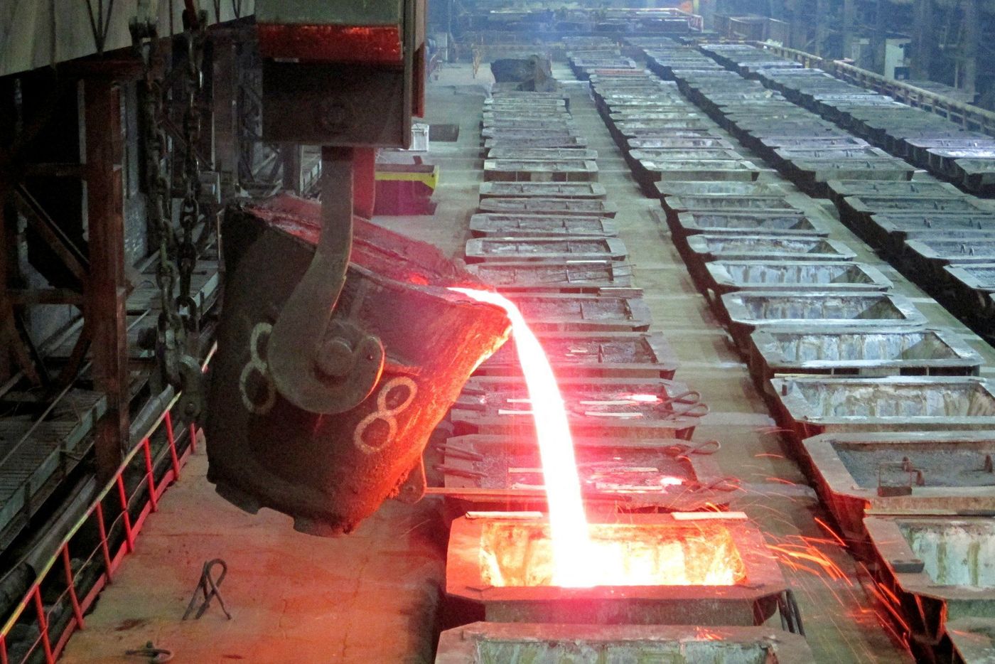 Trong một nhà máy nickel ở Nga - Ảnh: Reuters/WSJ.