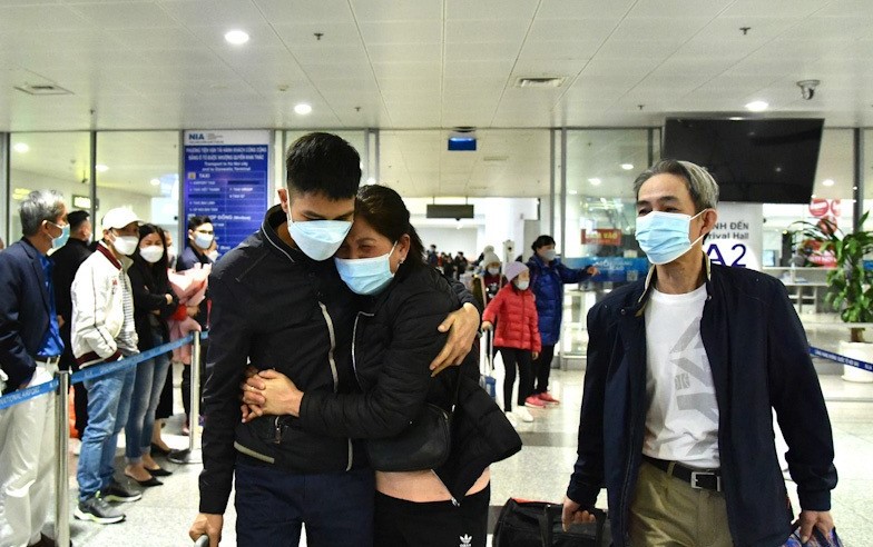 Những c&aacute;i &ocirc;m thật chặt khi đ&oacute;n người th&acirc;n trở về an to&agrave;n.