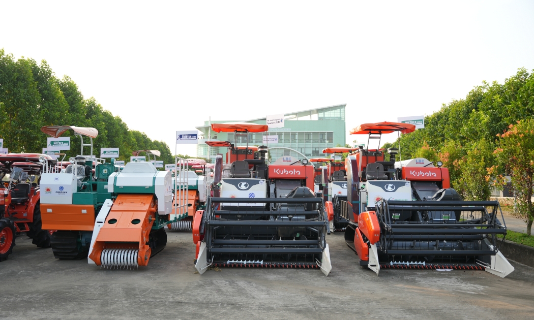 Dàn máy nông nghiệp được trao cho các Hợp tác xã, đại diện cho các hộ nông dân  