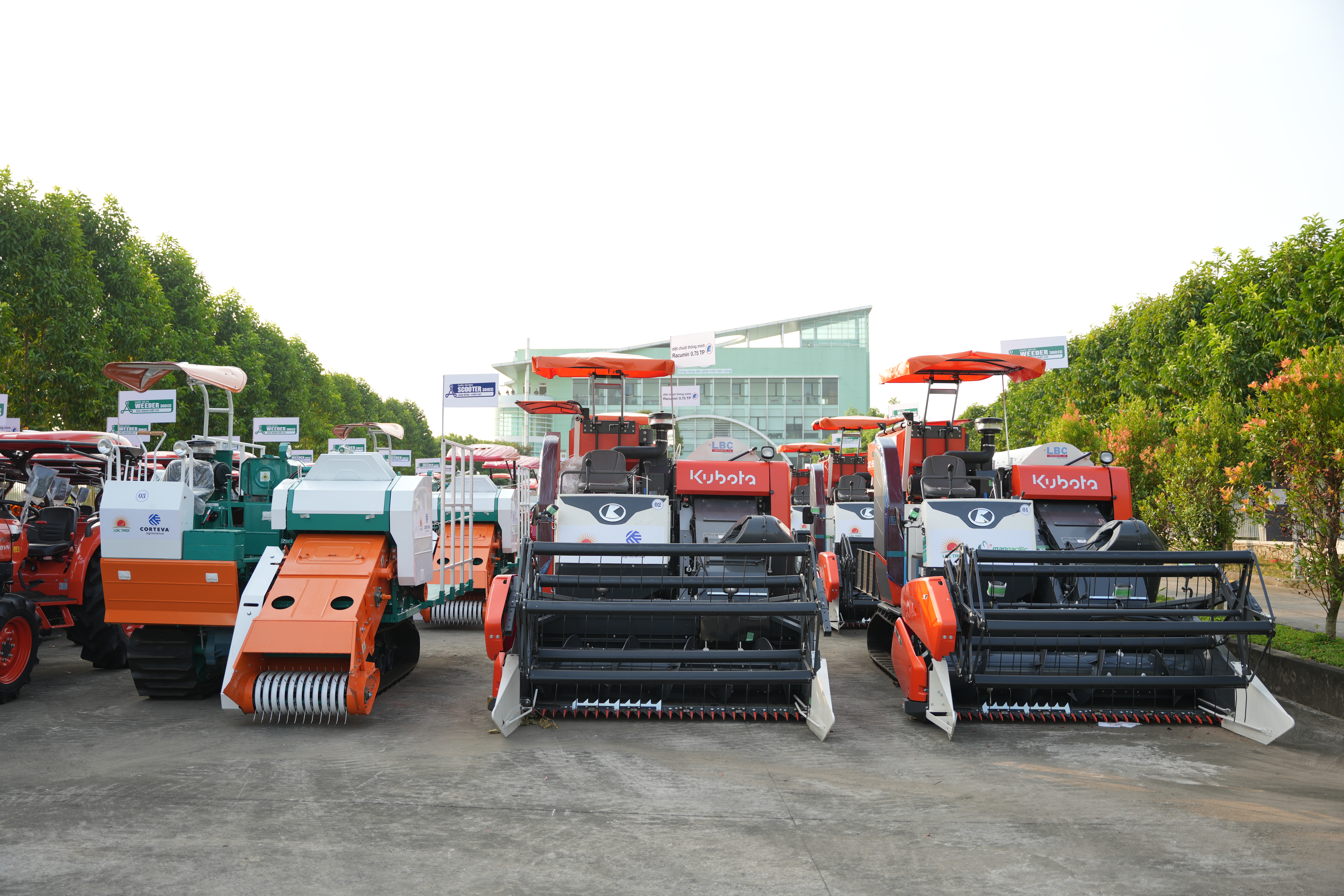 Dàn máy nông nghiệp được trao cho các Hợp tác xã, đại diện cho các hộ nông dân  