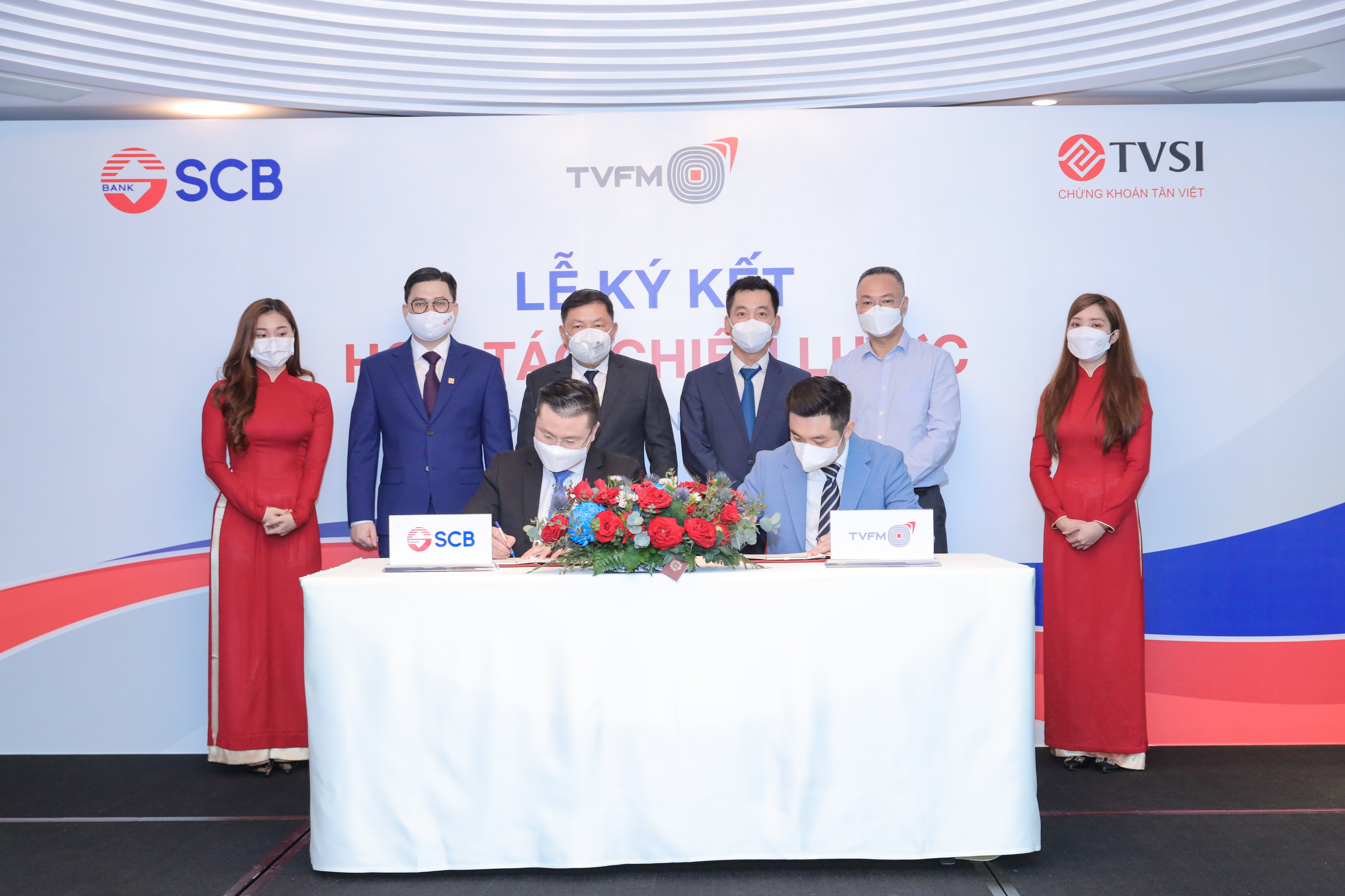 Ông Nguyễn Cửu Tính - Phó Tổng Giám đốc SCB (bên trái) và Ông Nguyễn Trung Hiếu - Tổng Giám đốc TVFM thực hiện nghi thức ký kết thỏa thuận hợp tác.