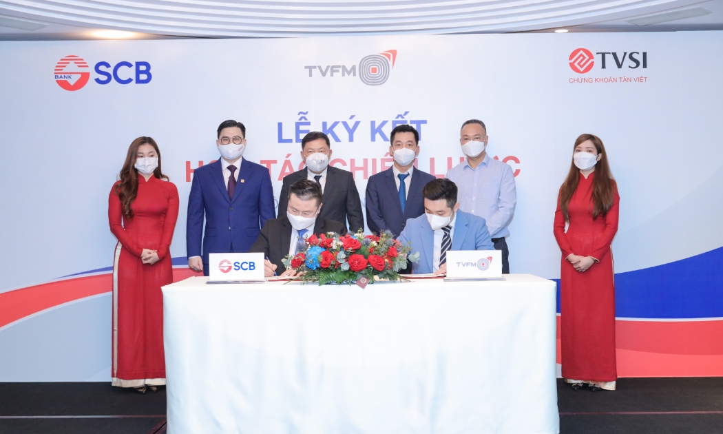 Ông Nguyễn Cửu Tính - Phó Tổng Giám đốc SCB (bên trái) và Ông Nguyễn Trung Hiếu - Tổng Giám đốc TVFM thực hiện nghi thức ký kết thỏa thuận hợp tác.