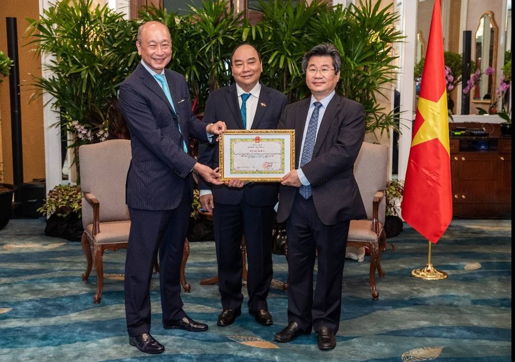 &Ocirc;ng Wee Ee Cheong, Ph&oacute; Chủ tịch ki&ecirc;m Tổng Gi&aacute;m đốc tập đo&agrave;n UOB, nhận bằng khen từ Bộ Kế hoạch v&agrave; Đầu tư trước sự chứng kiến ​​của Chủ tịch nước Nguyễn Xu&acirc;n Ph&uacute;c.