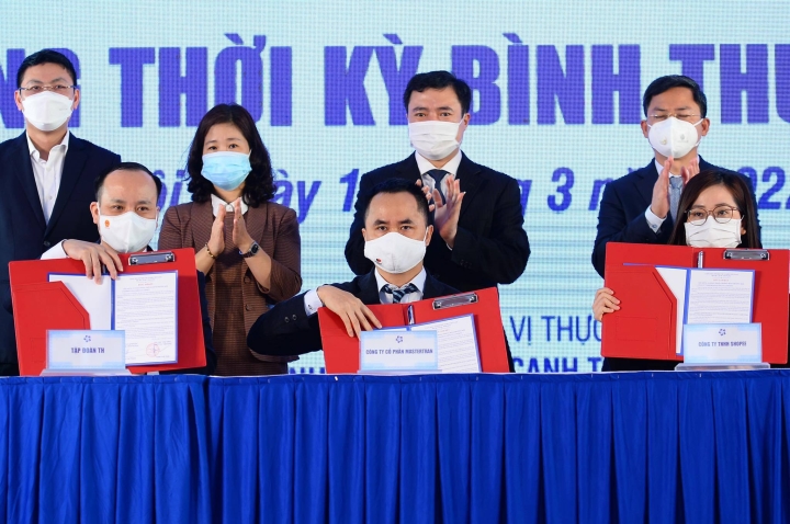 Các doanh nghiệp ký cam kết nâng cao hiệu quả công tác bảo vệ người tiêu dùng.