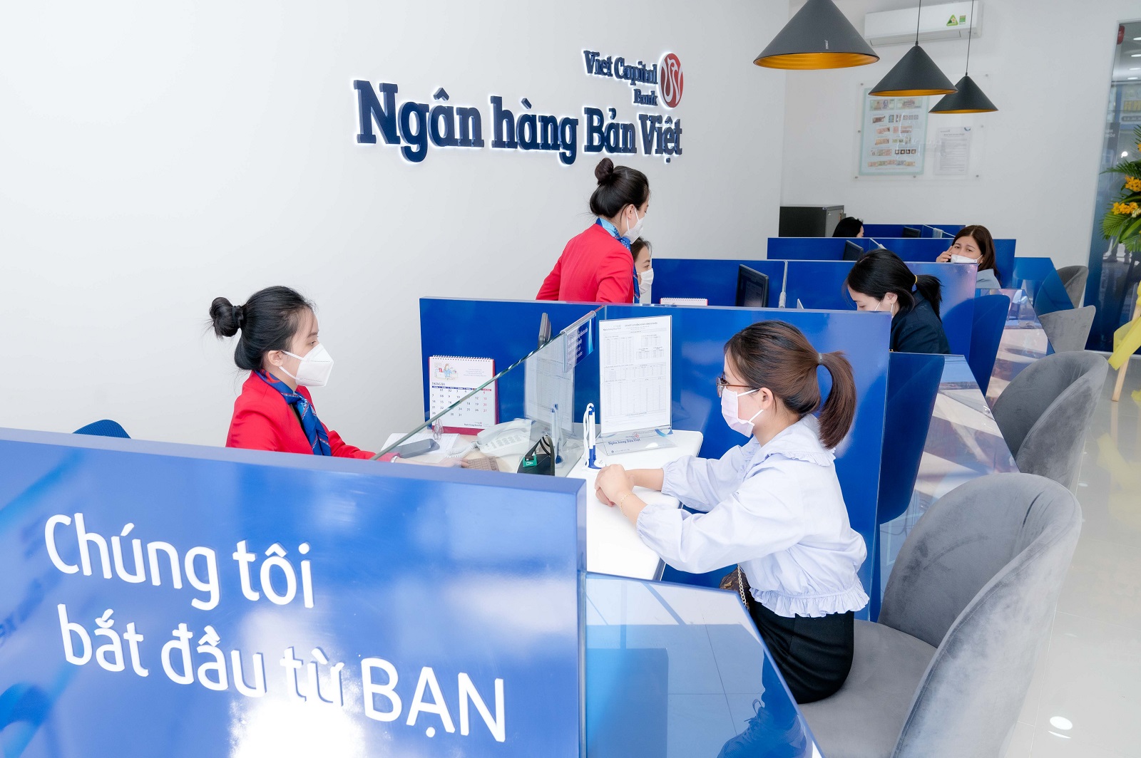 Khách hàng giao dịch tại Ngân hàng Bản Việt.