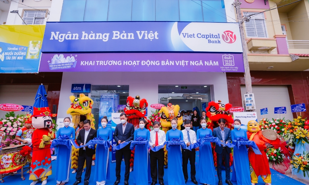 Đại diện Ngân hàng Bản Việt cắt băng khai trương điểm giao dịch Ngã Năm (Cà Mau).