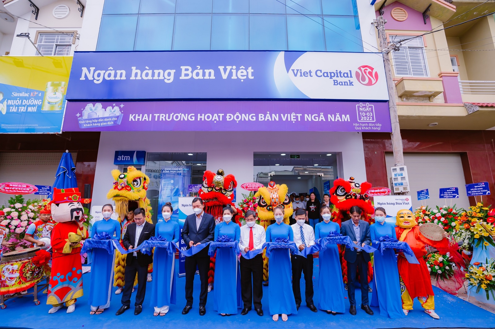 Đại diện Ngân hàng Bản Việt cắt băng khai trương điểm giao dịch Ngã Năm (Cà Mau).