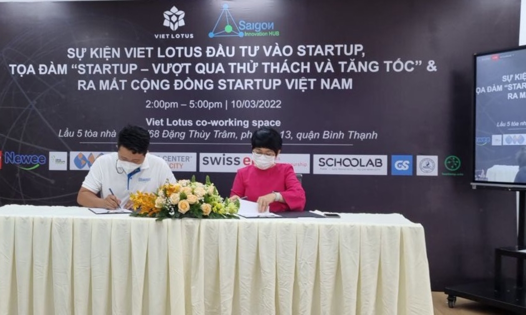 Đại diện Viet Lotus và Newee ký kết hợp tác.