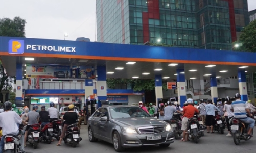 Lập kỷ lục mới, giá xăng tiến sát mốc 30.000 đồng/lít