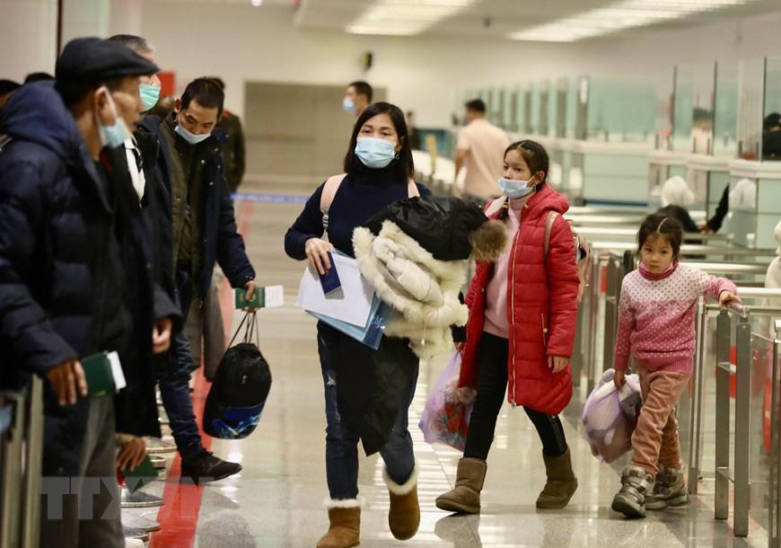 Những người Việt tại Ukraine đầu tiên trở về nước ngày 10/3. Ảnh : TTXVN